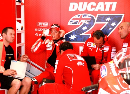 Ο Stoner πετάει με την Ducati GP9